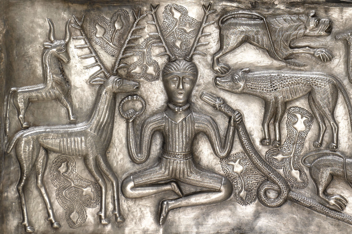 Cernunnos sur le chaudron de Gundestrup. Le chaudron de Gundestrup est un chaudron datant du Ier siècle av. J.-C.1 retrouvé en 1891 dans une tourbière du Jutland.