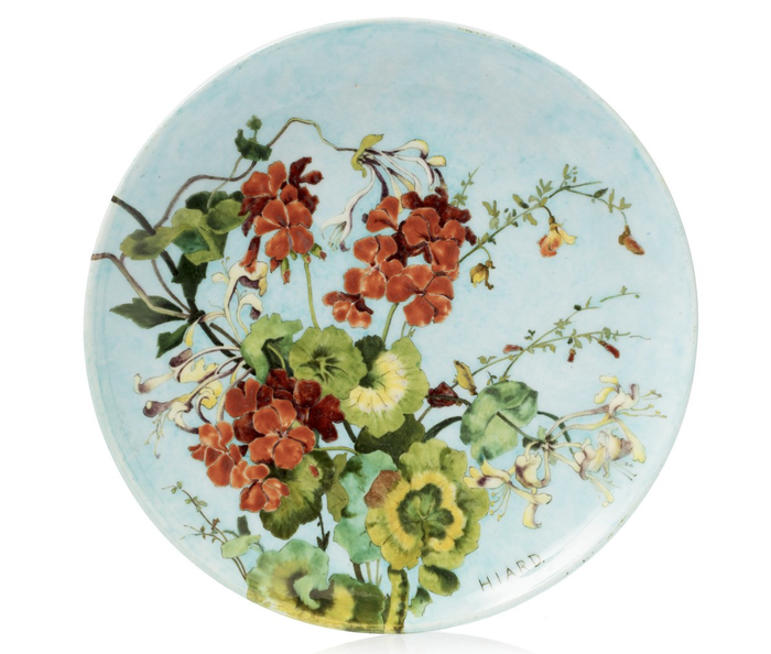 Théodore DECK (1823 - 1891) et HIARD (décorateur)  Assiette en céramique à décor de géraniums et de chèvrefeuille.  