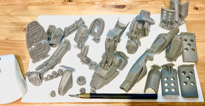 これだけの部品で　両脚できちゃうんですよ天才ですね出渕DESIGN(^^)  　部品は 鋭く 深い 形状が堪らんデスね。　カッコいい〜(^^) 組み上げ愉しい♬　　ヒザ関節のシーリングを長めにしたので真ん中からカットしてセメダイン3000の瞬着と硬着スプレーでガッチリ接着してお好みで短くしても良いですね。  瞬着セメダイン3000（　＾ω＾）・・・ホント外れない取れなくなる分解できないから気をつけて接着してね。最初は点留めで♥