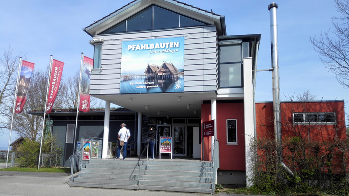 Westwind=Rückenwind und dementsprechend flott rollt es zum Überlinger See. Leider erreichen die dunklen regenreichen Wolken diesen vor uns Randonneuren.