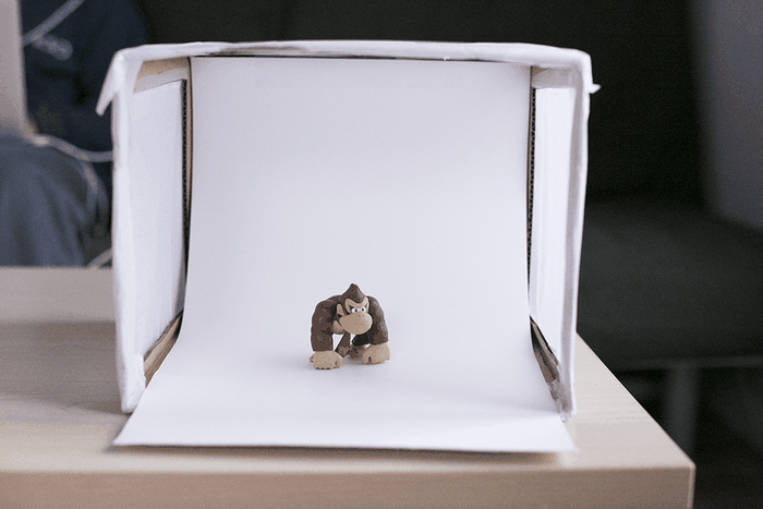 Figurine de Donkey Kong dans une boîte à lumière