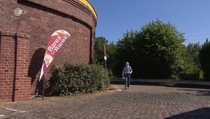 Der erste Teil der Außenaufnahmen zeigt den Weg zum Aufnahmegebäude