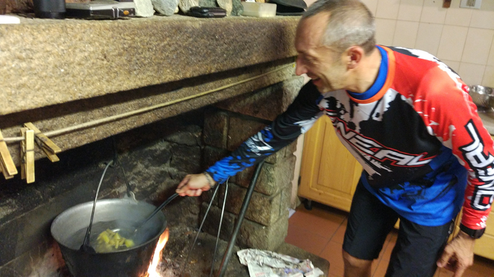 Tarcisio ci scalda l’acqua per la pasta dentro il camino ed Ezio lo aiuta .... tra nonni ci si intende 