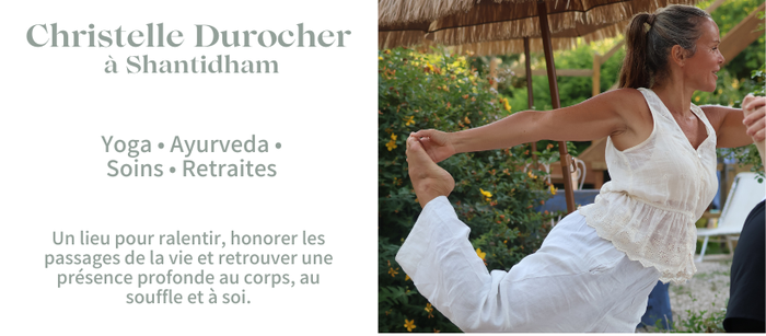 Christelle Durocher accompagne une participante lors d'une pratique de yoga en pleine nature à Shantidham, un lieu dédié au bien-être, au yoga et à l'accompagnement holistique.