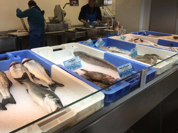 Poissonnerie la Côtriade in Audierne, Cap Sizun, der Verkaufsraum, frischer Fisch und Krustentiere