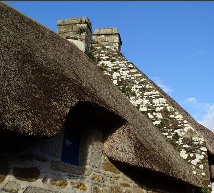 Traditionelle reetgedeckte Steinhäuser (Chaumières) im Dorf Kerascoët und im Dorf Kercanic
