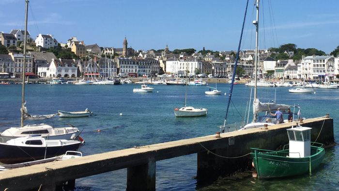 Hafenansicht und Stadtkulisse von Audierne, Cap Sizun, Finistère