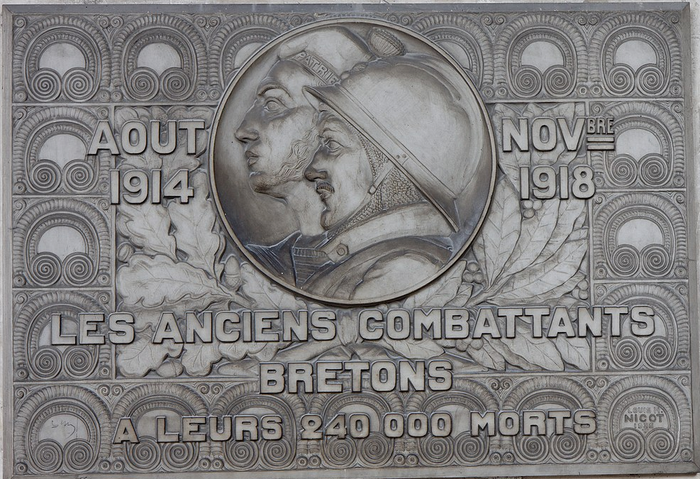Gedenkplakette für die gefallenen Bretonen, Paris , Les Invalides, Cour d'Honneur