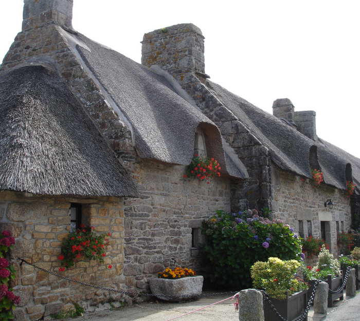 Traditionelle reetgedeckte Steinhäuser (Chaumières) im Dorf Kerascoët und im Dorf Kercanic