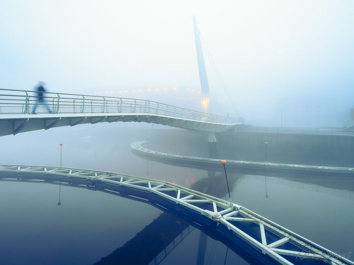 Klappbrücke im Nebel