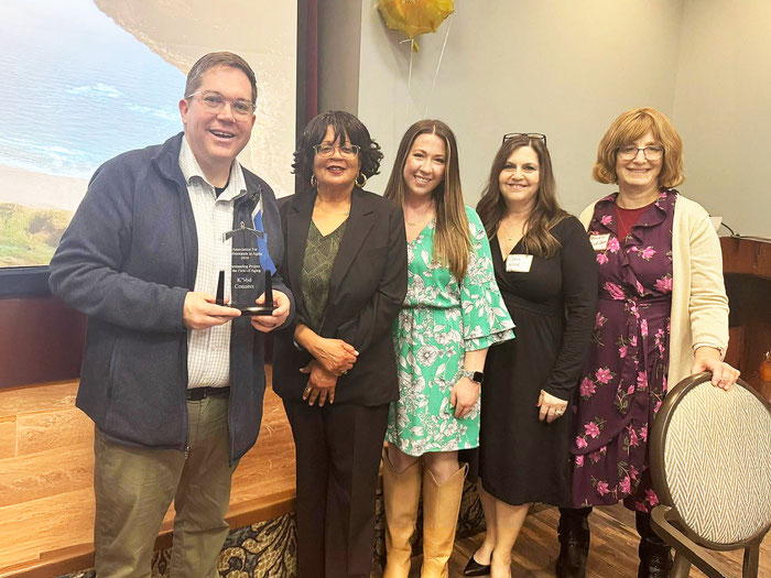  The K’vod Connect team recently won the Tristate Association for Professionals in Aging’s Outstanding Project in the Field of Aging Award. Pictured: (l-r) Rabbi Yair Walton, June Ridgway,  Bethany Putnam, Dara Wood, and Miriam Karp.