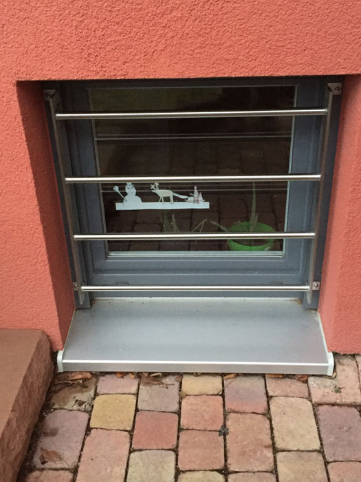 Gitter mit Fensterbank-Ablage