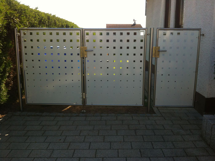 Gartentor mit Lochblech-Paneelen