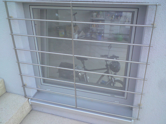 Fenstergitter am Kellerfenster