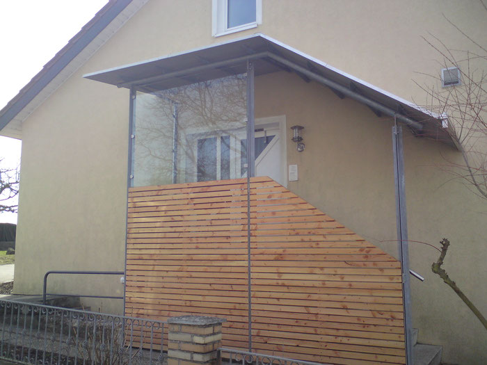 Vordach über Eingangspodest