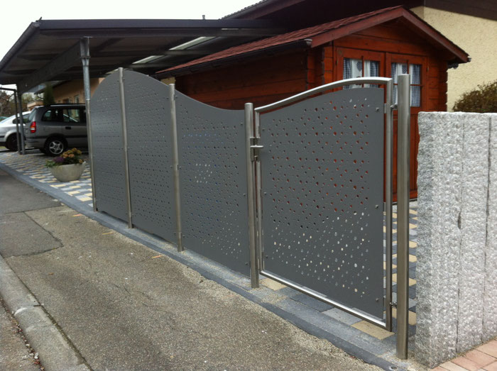 Design-Toranlage mit Lochblech