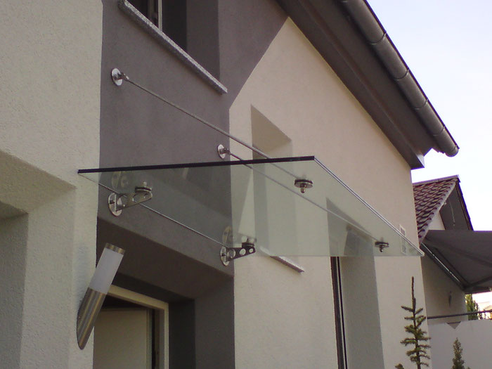 Filigranes Glasdach auf Edelstahl