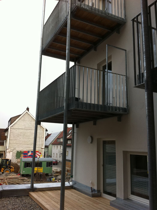 Balkonanlage mit Stahltreppe