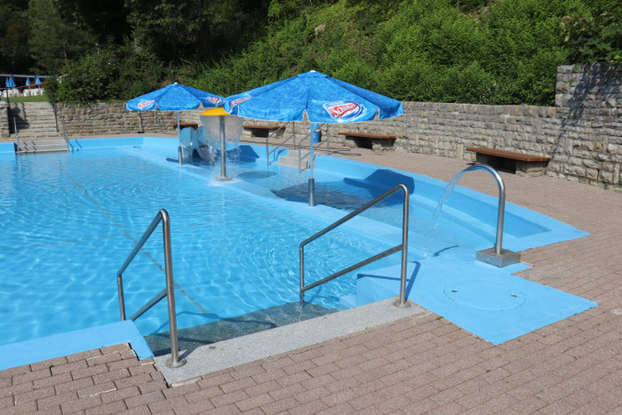 Edelstahl-Einstiegshilfen im Schwimmbad