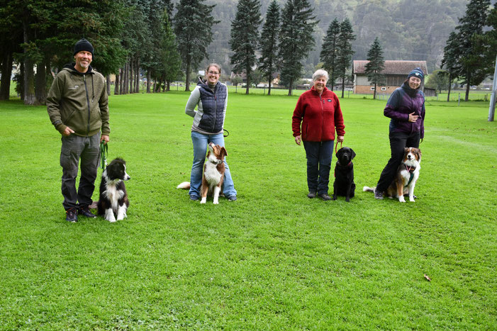Die Teilnehmerinnen und der Teilnehmer des KV Uri: v.l. Heinz Simmen mit Mila, Michaela Bissig mit Aivy, Esther Gamma mit Bella, Evelyn Geisser mit Keanu