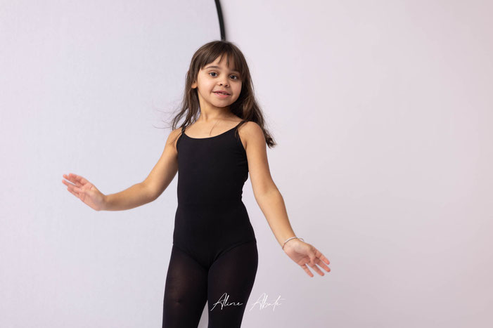 séance artistique enfant – décor naturel studio – photographe Dourlers