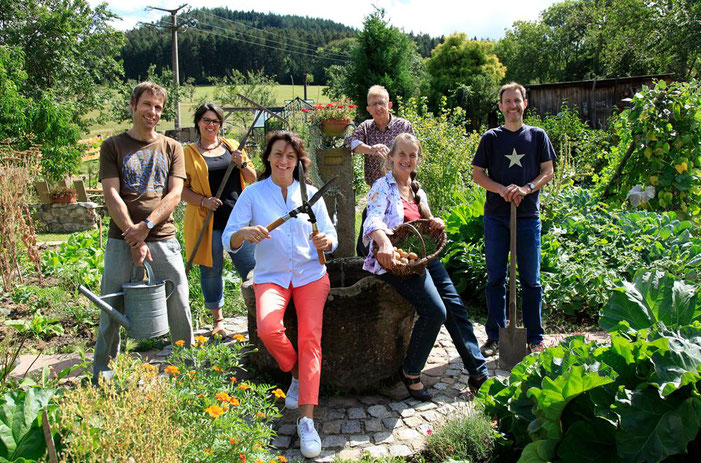 SWR Mein leckerer Garten - Die dritte Staffel Sechs Gastgeber*innen mit grünem Daumen und kreativen kulinarischen Ideen laden ein in ihren leckeren Garten. Die Landfrauen und Hobbygärtner der 3. "Mein leckerer Garten" sind (v. l. n. r.):