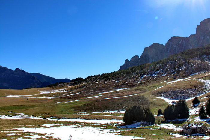 A droite la fin de la Sierra de la Partacua.