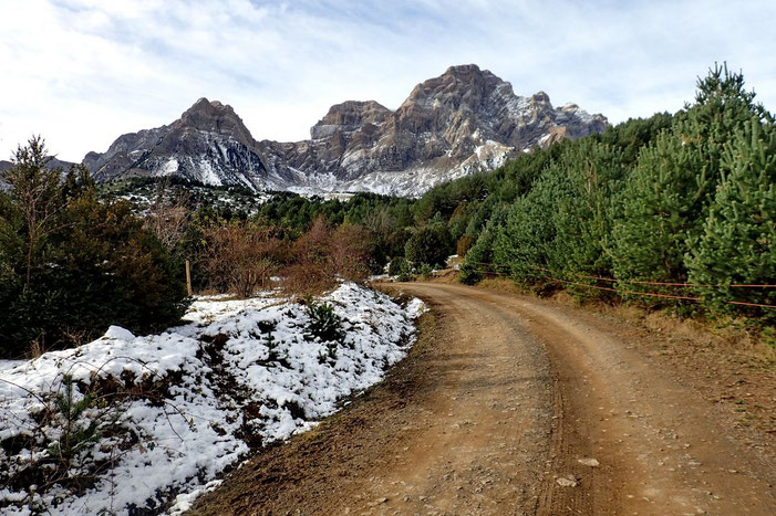 Reprise de la piste, mais cette fois dans l'autre sens et vue sur la Sierra de la Partacua.