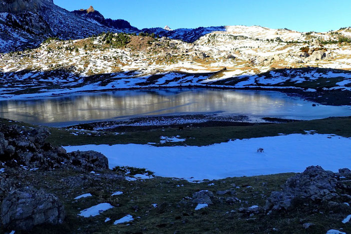 Il n'est même pas 14h00 et le lac de Piedrafita est déjà à l'ombre. Pas étonant qu'il soit gelé.