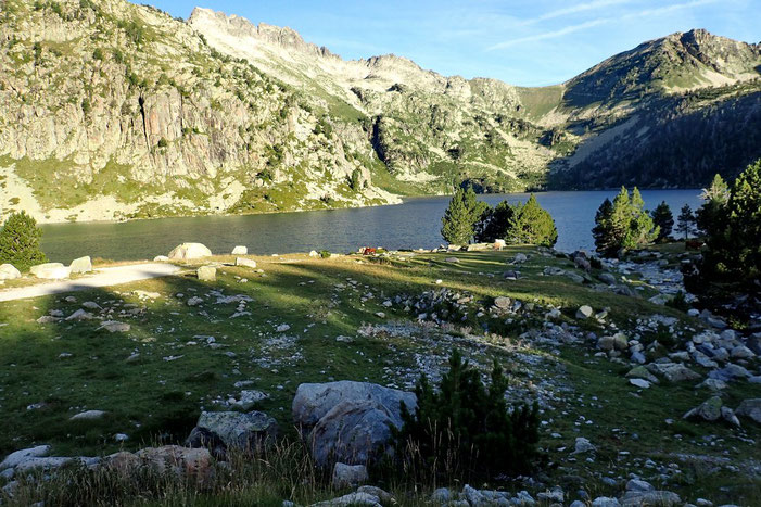 Le Lac d'Aumar sur fond de crête d'Estibère.