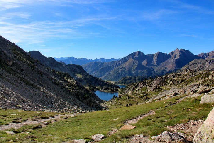 Panorama vers le Sud: le Gourg de Rabas et plus loin les Lacs d'Aubert et d'Aumar