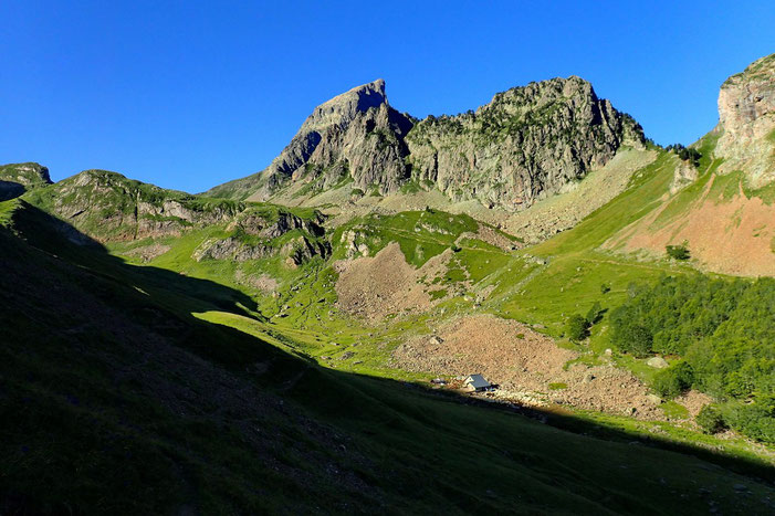 L'Ossau (2884m) et à sa gauche le Col de Suzon (2131m).