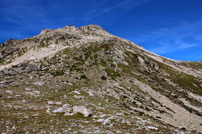 A l'Ouest, le Pic de Madamète (2657m). Sa montée semble relativement facile...