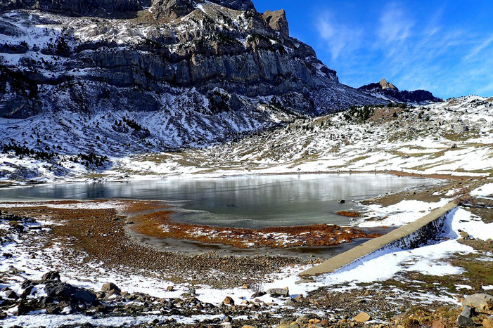 Le Lac de Piedrafita (1600m), en grande partie gelé.