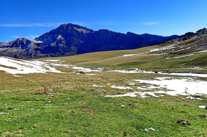 Adossé à la cabane, vue sur la Sierra de Tendeñera.