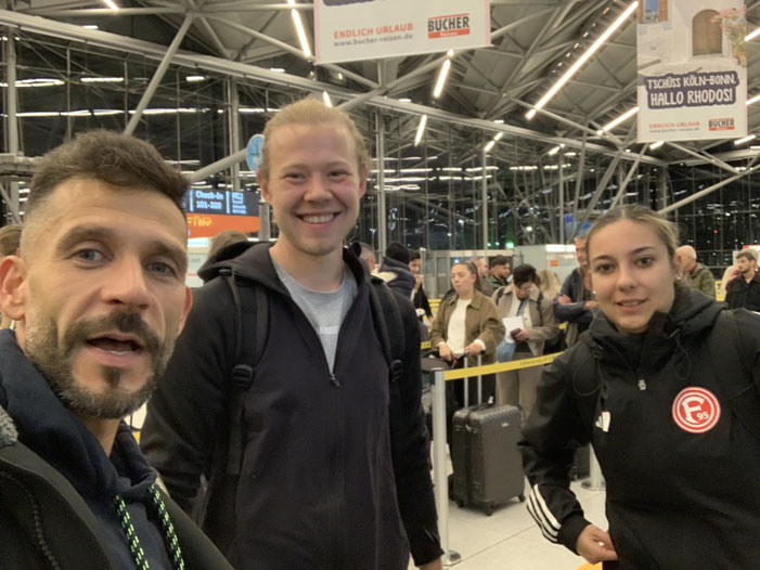 Team Gesundheitsreise 2025 nach Antalya Healthengineers Salih Peter Sophie im Trio am Flughafen