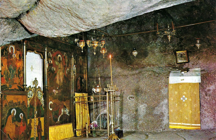 La grotte de l'Apocalypse où l'apôtre Jean aurait reçu les visions de l'Apocalypse. C'est un sanctuaire qui est vénéré. Attention à l'Idolâtrie. Les fissures prouveraient la Trinité.