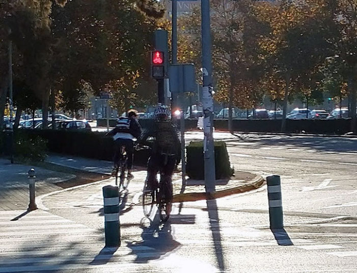 Los semáforos rojos en la ciudad de Valencia no existen para los ciclistas, no hay ni uno solo que los respete.