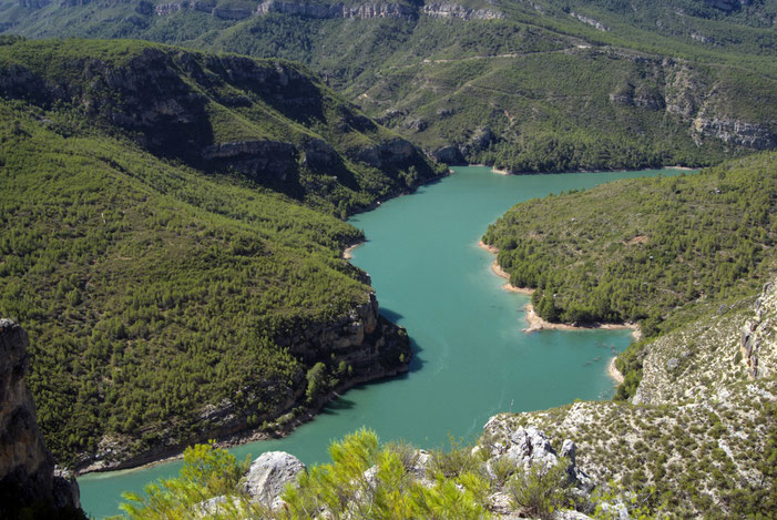 Situado en el  Valle de Ayora - Cofrentes, uno de los parajes más hermosos de la geografía valenciana.