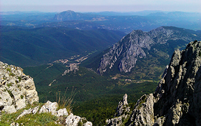 Sentier de la Forêt d'En Malo - vue sur le Château de Puilaurens et le Pic de Bugarach - Rando Pyrénées Audoises