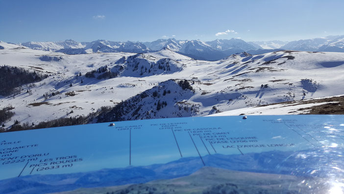 Sentier de la Forêt d'En Malo - vue sur le Château de Puilaurens et le Pic de Bugarach - Rando Pyrénées Audoises