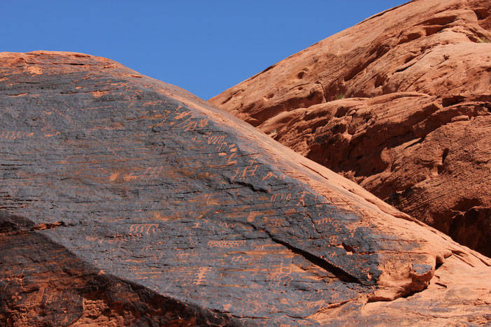 PETROGLYPHEN AUF DEN STEINEN