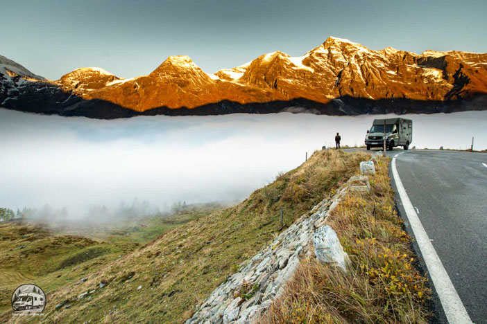 Über den Wolken auf der Großglockner-Hochalpenstraße am frühen Morgen