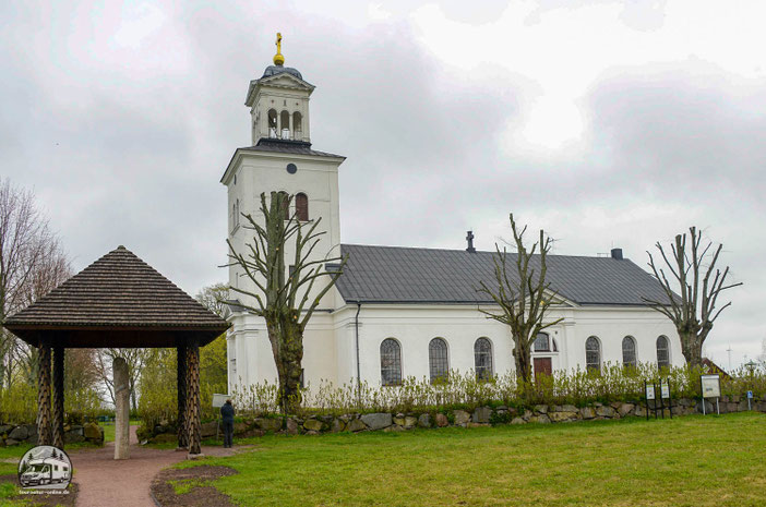 vor der Kirche links: der Runnenstein