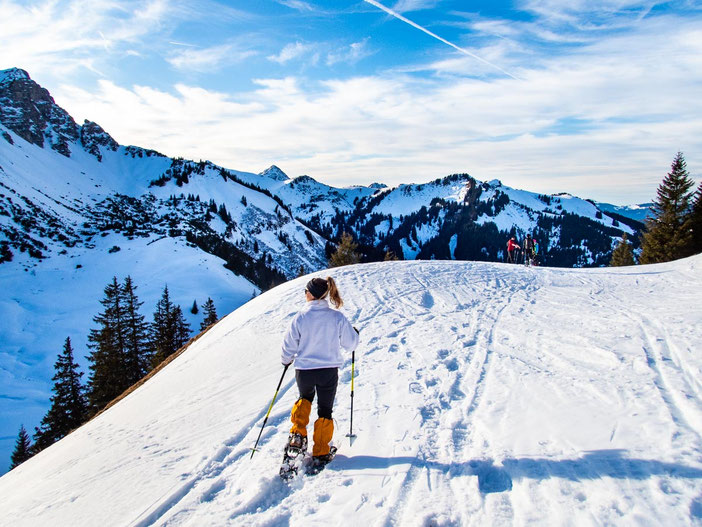Schneeschuhwanderung auf die Krinnenspitze in den Allgäuer Alpen im Winter