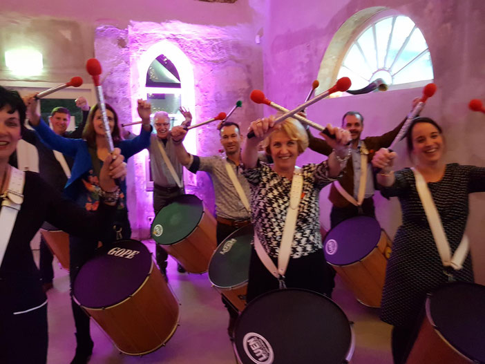 Een actieve percussie workshop als teambuilding onder begeleiding van Ivo Jansen van Brapewo.