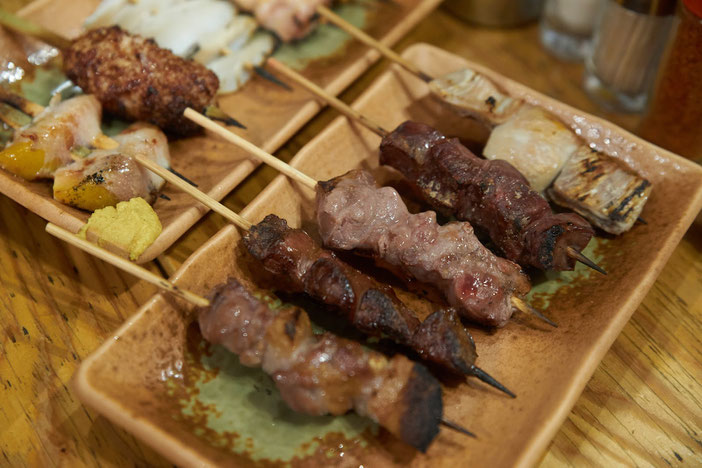 数本の焼き鳥がお皿にのせられている