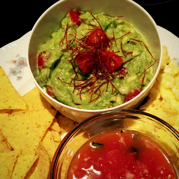 Guacamole mit Chilifänden dekoriert