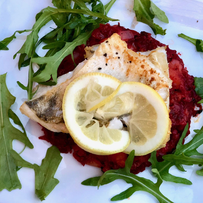 Doradenfilet auf Rote-Beete-Kartoffelstampf im Restaurant Auszeit in Berlin Friedrichshain