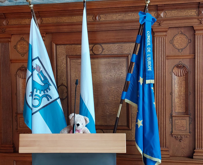 Der Trösterbär am Rednerpult bei der Bürgerstiftung Ingolstatt